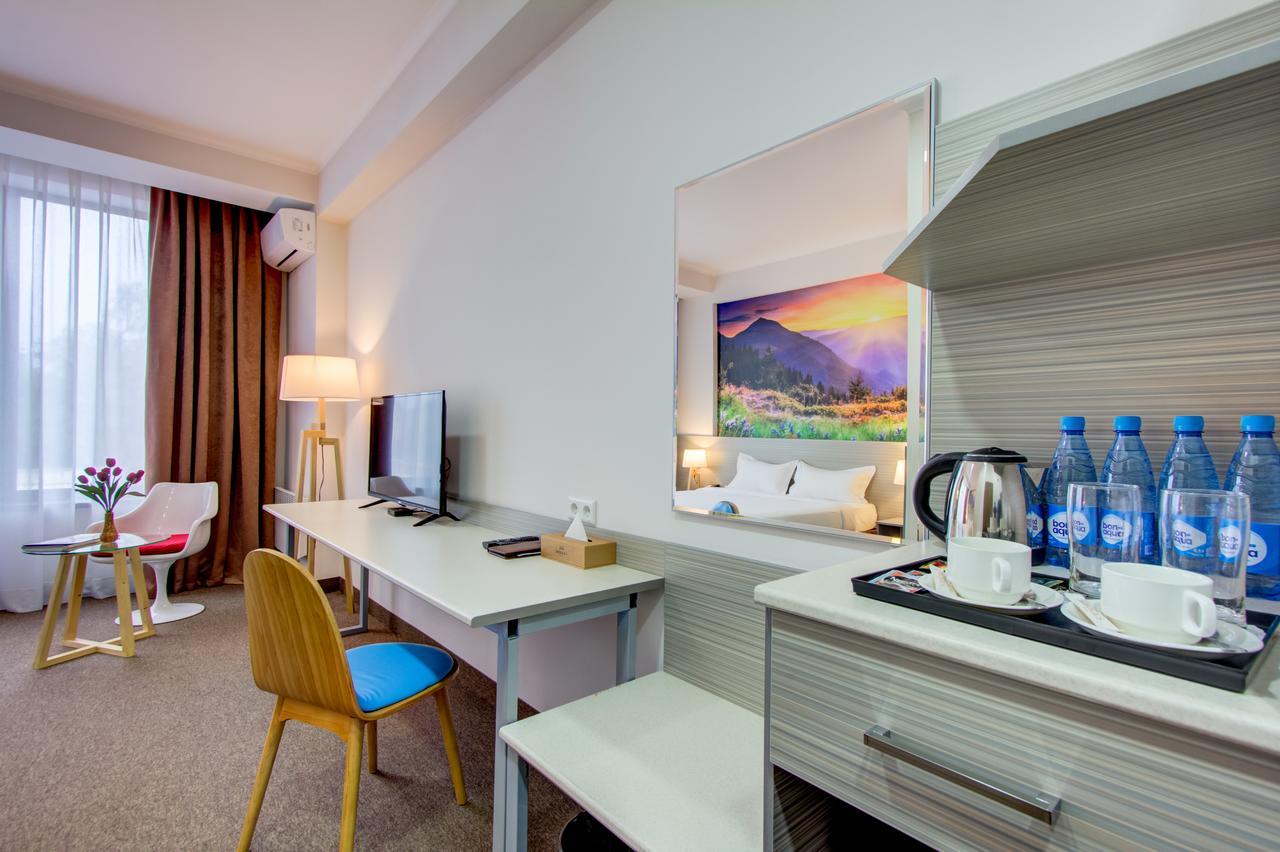 Hotel Bridges Бишкек Екстериор снимка